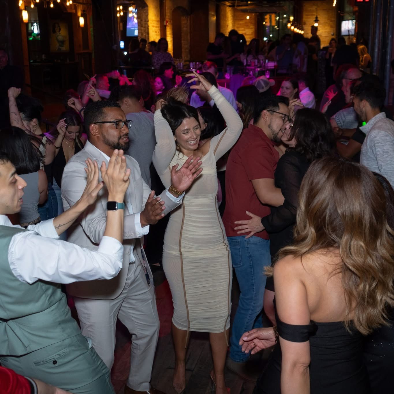 Pista de baile llena en evento WMLD